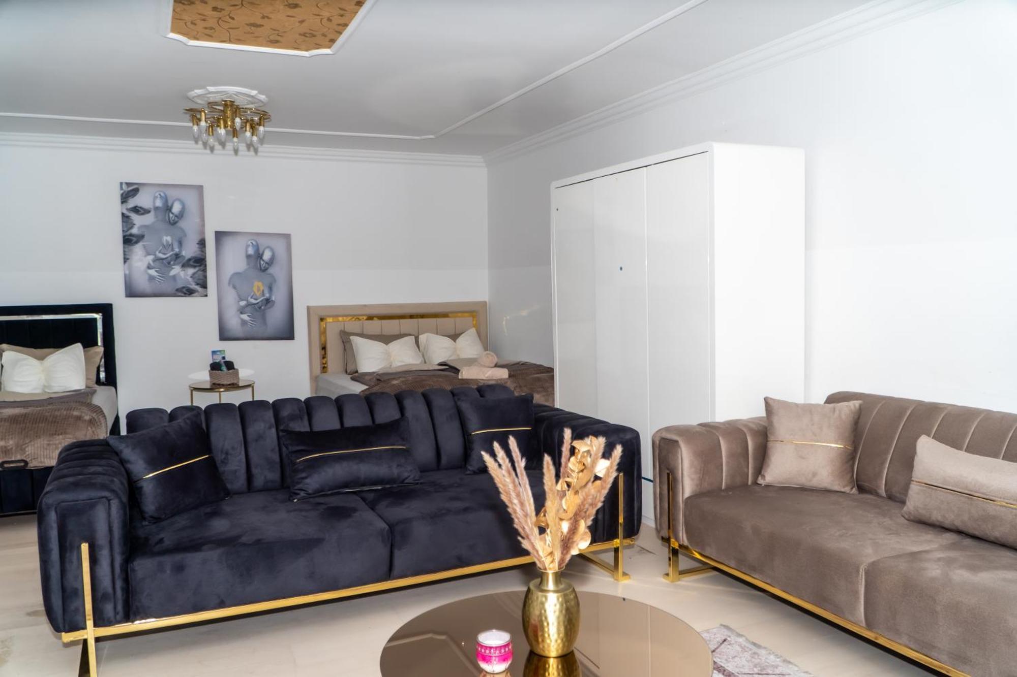 Spacious 5 Minutes To Wiener Stadthalle Apartment