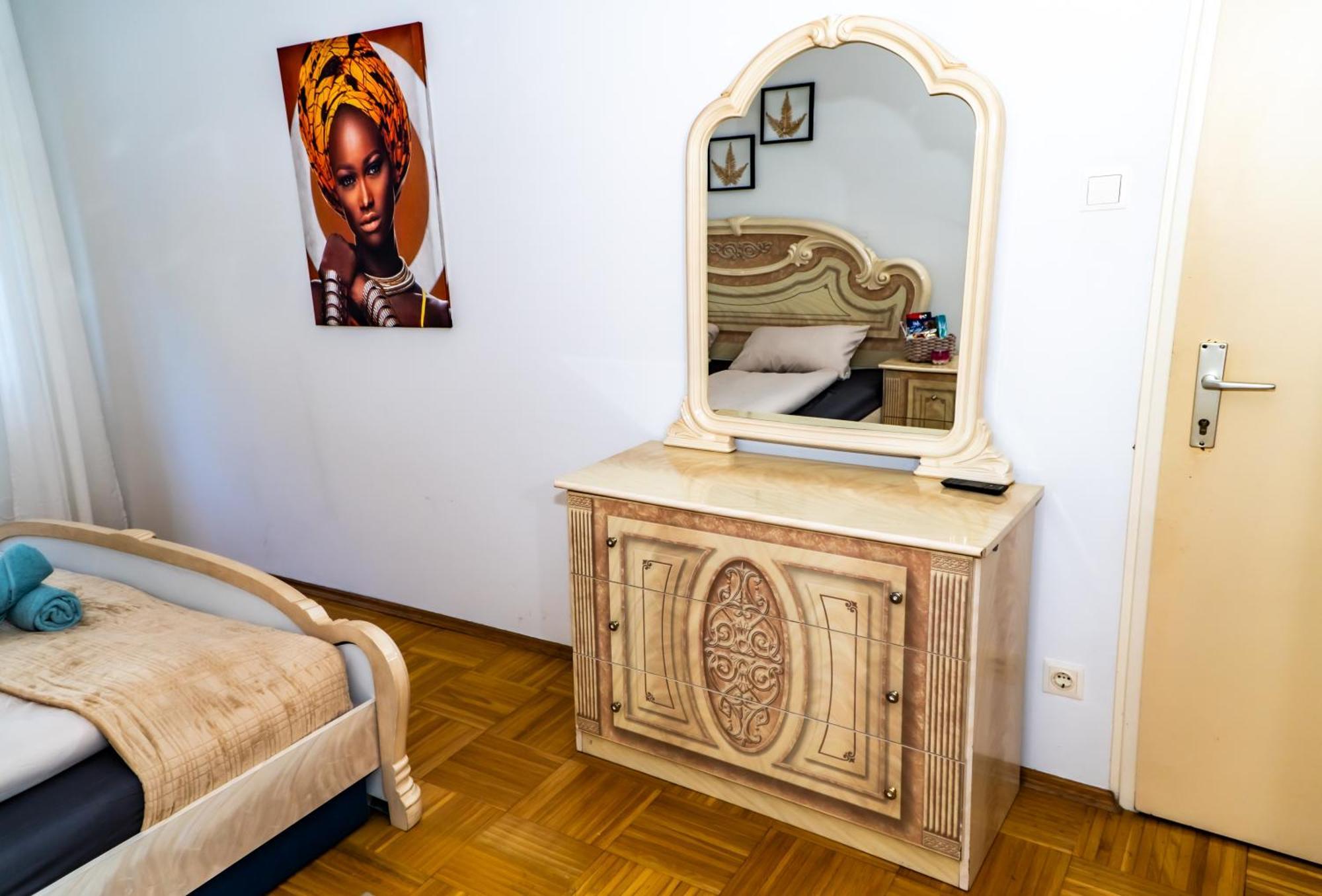 Spacious 5 Minutes To Wiener Stadthalle Apartment Wien