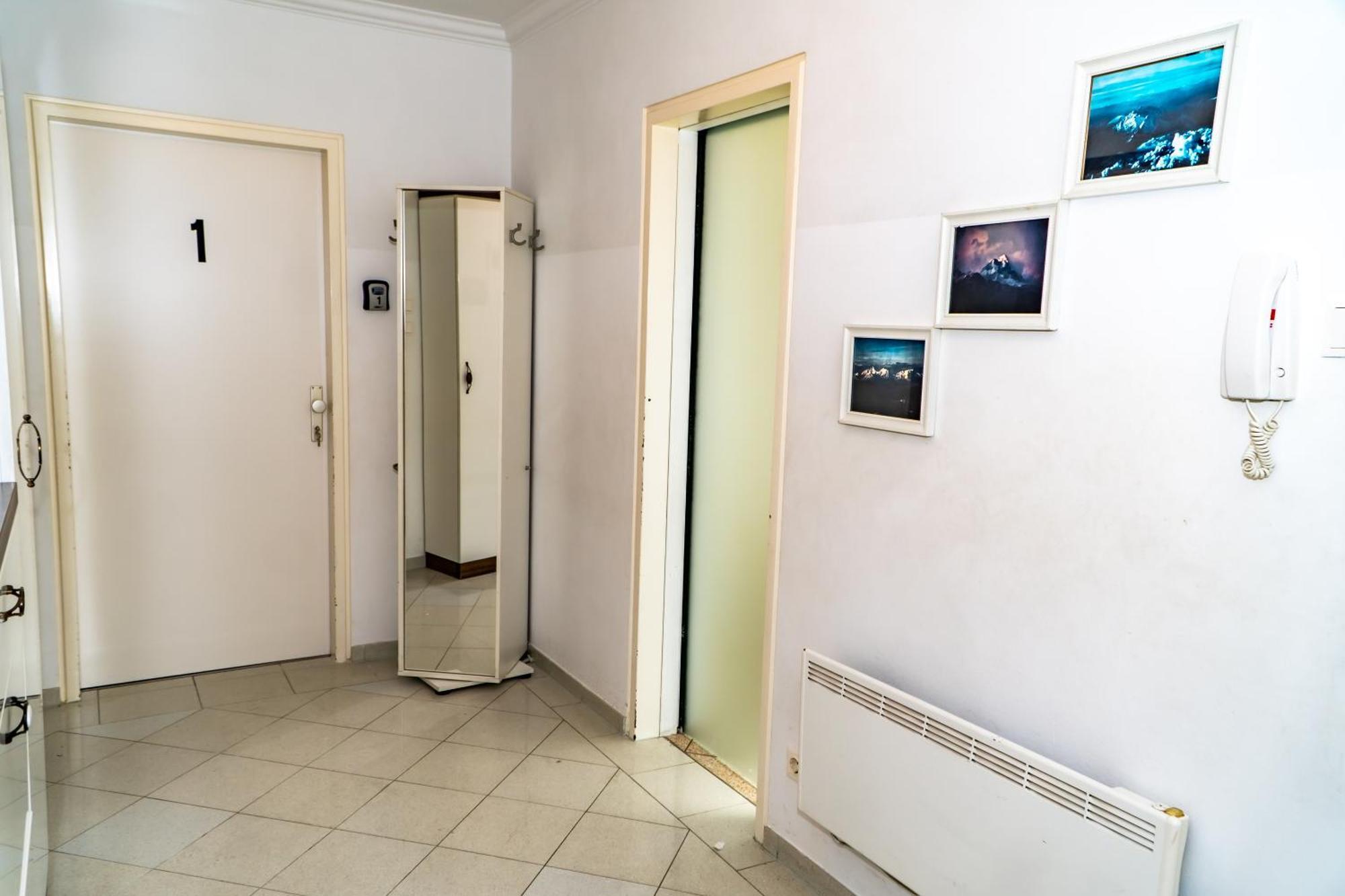 Spacious 5 Minutes To Wiener Stadthalle Apartment *