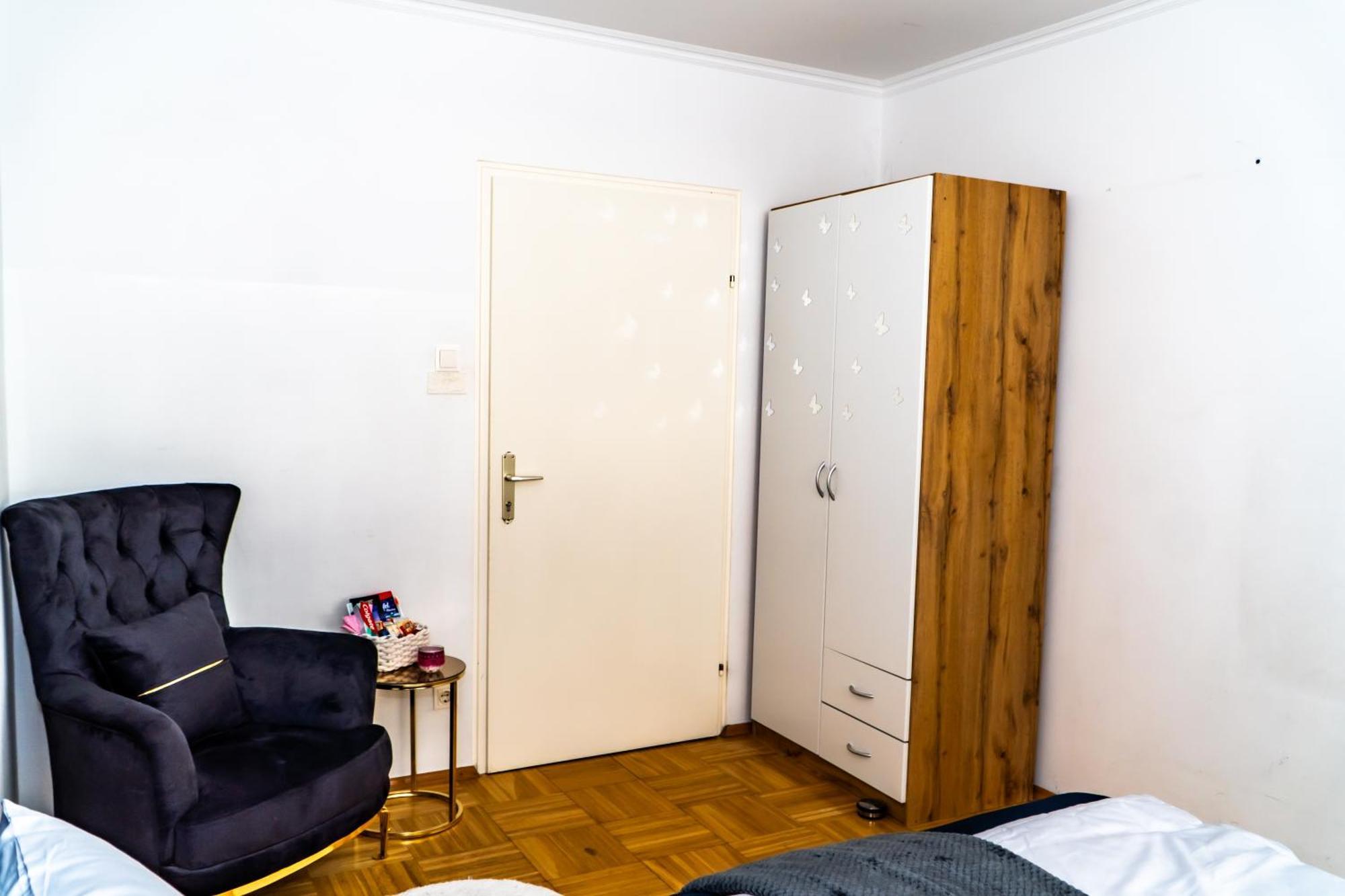 Spacious 5 Minutes To Wiener Stadthalle Apartment *