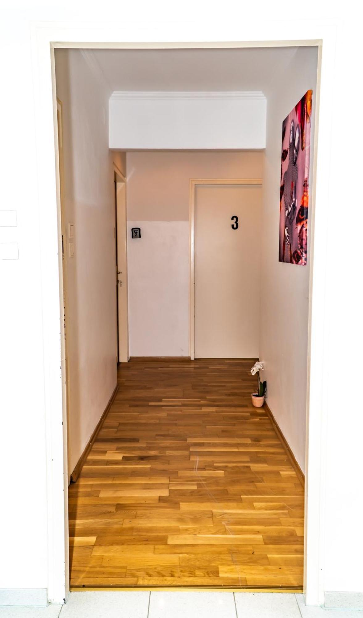 Spacious 5 Minutes To Wiener Stadthalle Apartment