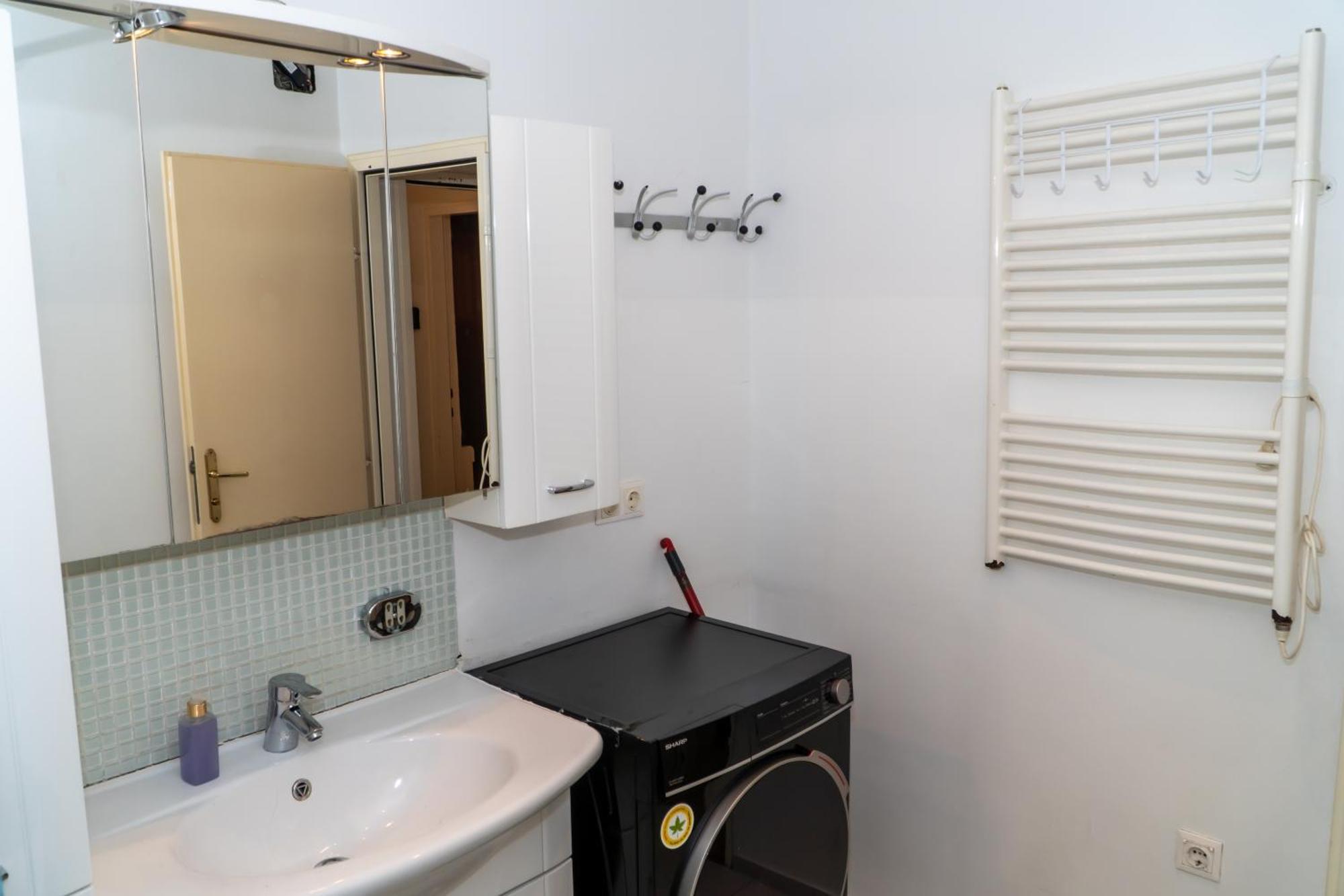 Spacious 5 Minutes To Wiener Stadthalle Apartment Wien